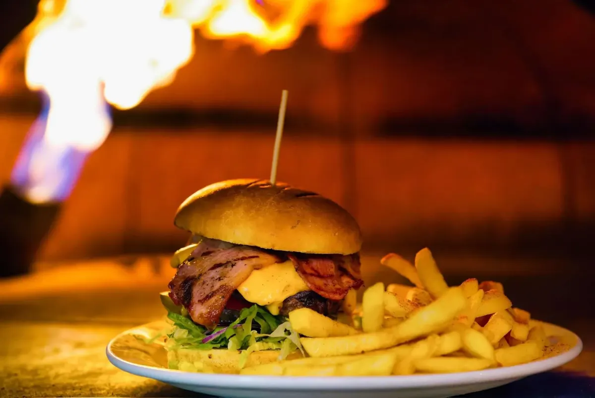 Klassischer Burger & Getränk